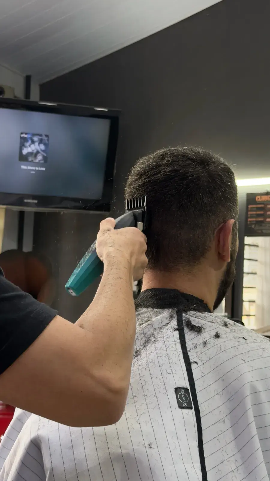 Corte na máquina com pente, acabamento na nuca